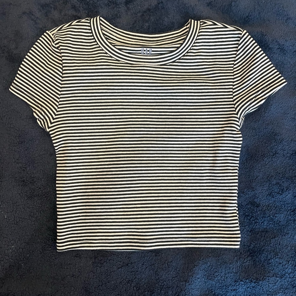 Black and white striped fitted cropped T-shirt. Perfect for summertime.